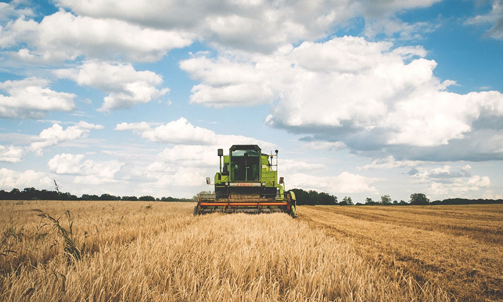Le tracteur de haute technologie qui capte le carbone met de l'argent dans les poches des agriculteurs canadiens