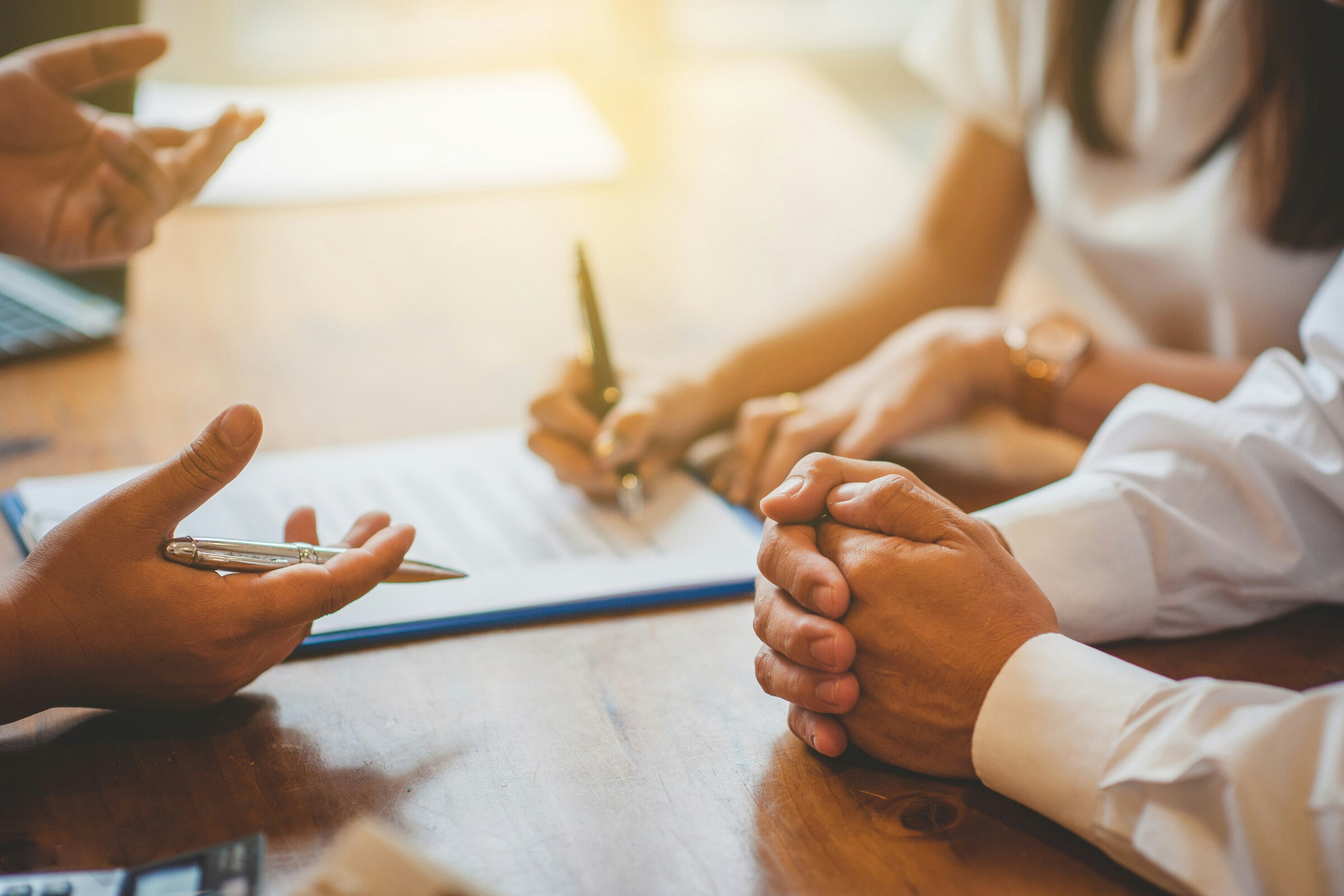 Naviguer dans les marchés publics : Conseils pour les innovateurs en matière de technologies propres